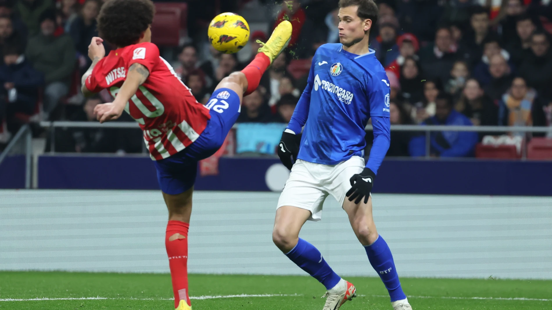 MADRID, 19/12/2023.- El defensa belga del Atlético de Madrid Axel Witsel (i) disputa un balón ante el delantero del Getafe Juanmi Latasa este martes, durante un partido de la jornada 18 de LaLiga EA Sports, entre el Atlético de Madrid y el Getafe, en el estadio Civitas Metropolitano de Madrid. EFE/ Kiko Huesca