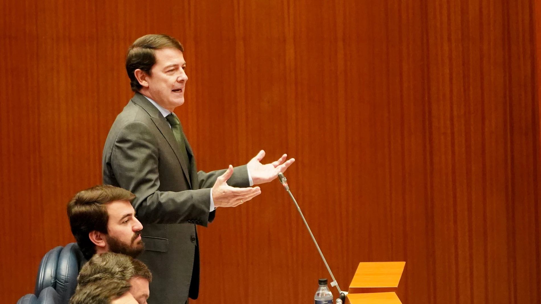 Mañueco interviene en el pleno de las Cortes