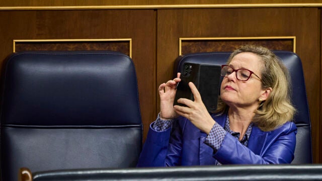  la vicepresidenta primera y ministra de Econom&iacute;a, Nadia Calvi&ntilde;o, durante el pleno en el Congreso de los Diputados.