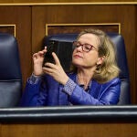  la vicepresidenta primera y ministra de Economía, Nadia Calviño, durante el pleno en el Congreso de los Diputados.