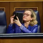 la vicepresidenta primera y ministra de Economía, Nadia Calviño, durante el pleno en el Congreso de los Diputados.