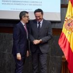 El ministro de la Presidencia, Justicia y Relaciones con las Cortes, Félix Bolaños (i), y el Fiscal General del Estado, Álvaro García Ortiz (d), conversan durante el acto de entrega del XVIII premio de reconocimiento a la labor más destacada en la erradicación de la violencia de género 2023, en la sede del Consejo General del Poder Judicial.