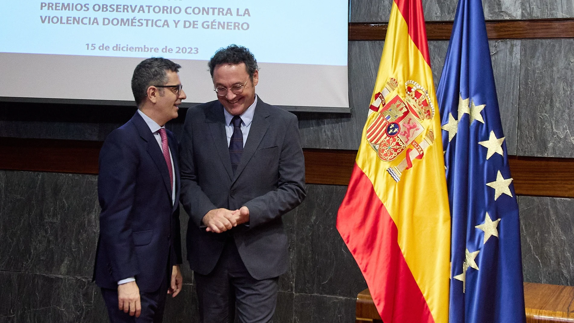 El ministro de la Presidencia, Justicia y Relaciones con las Cortes, Félix Bolaños (i), y el Fiscal General del Estado, Álvaro García Ortiz (d), conversan durante el acto de entrega del XVIII premio de reconocimiento a la labor más destacada en la erradicación de la violencia de género 2023, en la sede del Consejo General del Poder Judicial.