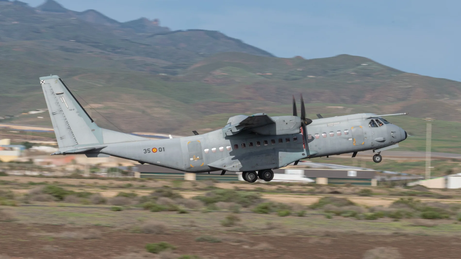 Imagen de uno de los C295 del Ejército del Aire despegando de la base de Gando en Canarias