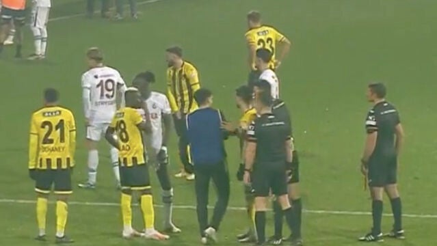 Nueva polémica en la liga turca: un equipo se retira del campo en medio del partido en protesta por las decisiones arbitrales