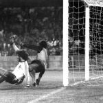 Bonello, portero de Malta, no pudo evitar el duodécimo gol de Juan Señor