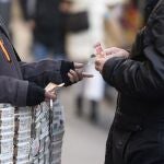 Una persona compra un décimo de la administración de lotería Doña Manolita de cara al Sorteo Extraordinario de la Lotería de Navidad.