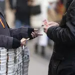 Una persona compra un décimo de la administración de lotería Doña Manolita de cara al Sorteo Extraordinario de la Lotería de Navidad.