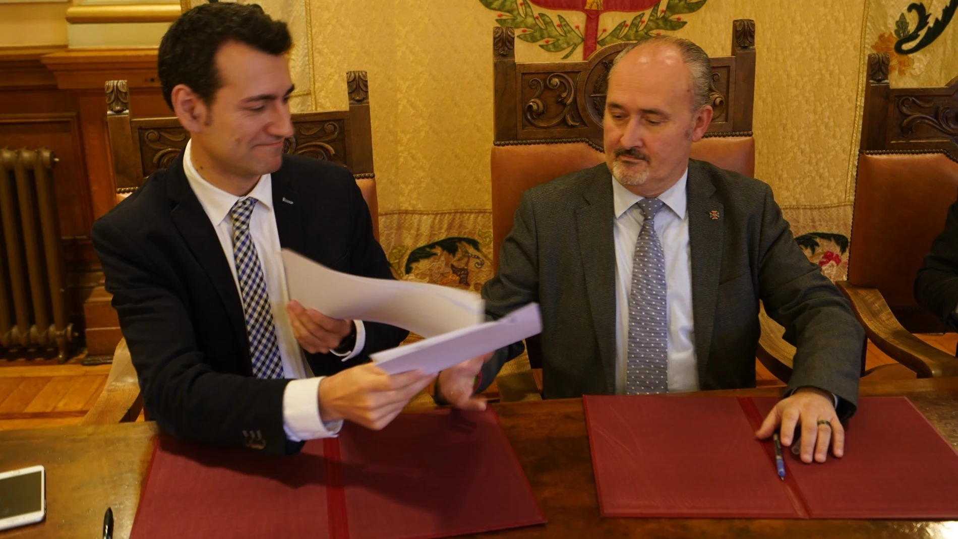 El concejal de Salud Pública y Seguridad Ciudadana del Ayuntamiento de Valladolid, Alberto Cuadrado Toquero, y el alcalde de Medina del Rioseco, David Esteban, suscriben el acuerdo
