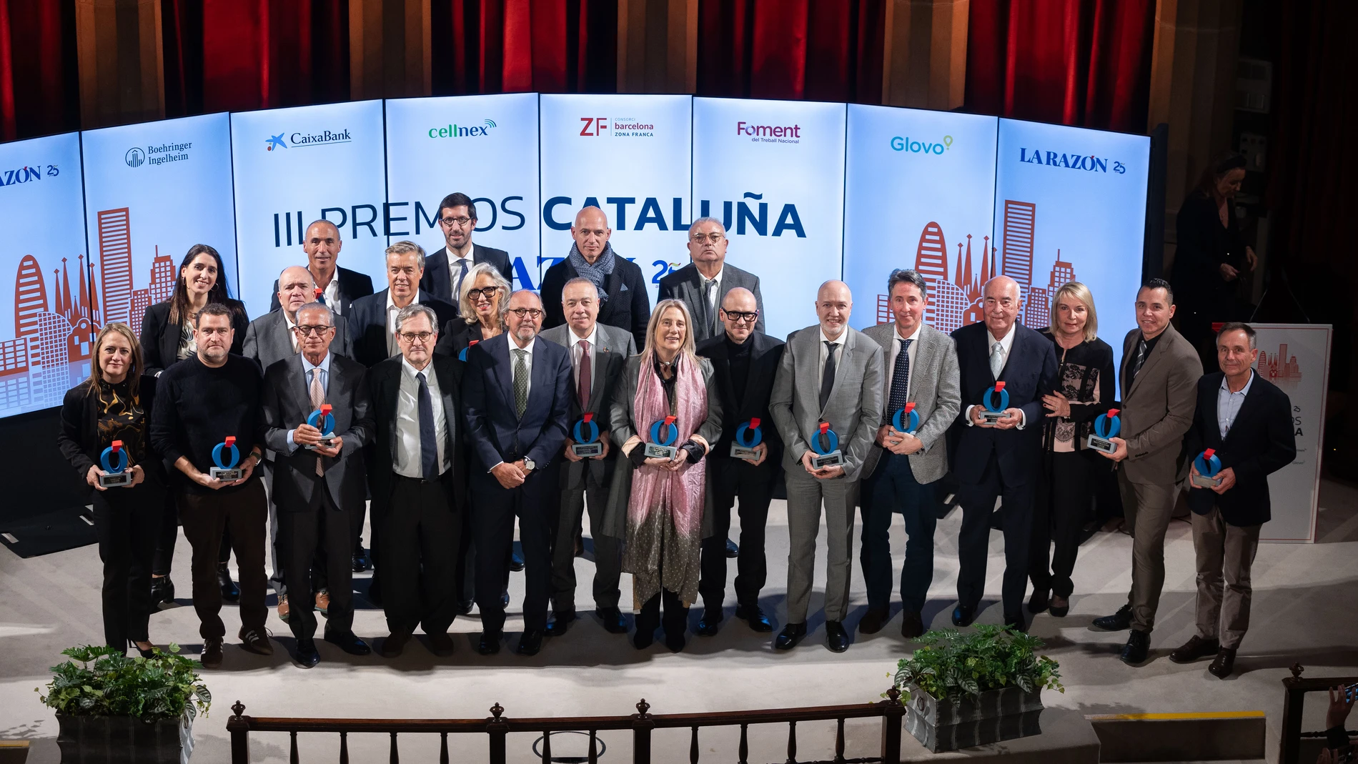 Foto de familia de los premiados en la tercera edición de los Premios Cataluña de La Razón