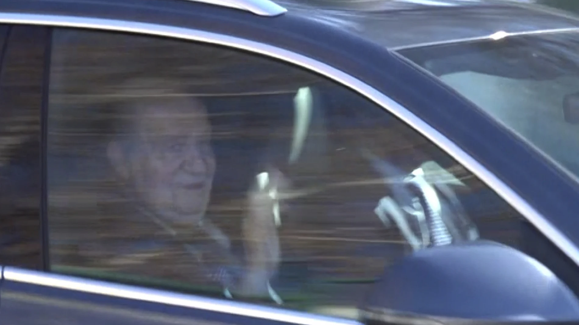 El Rey Juan Carlos I llega a Madrid para celebrar el cumpleaños de la infanta Elena