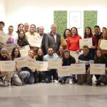 El alcalde de Arroyo, Sarbelio Fernández, y representantes de Río Shopping y Cruz Roja junto con los graduados