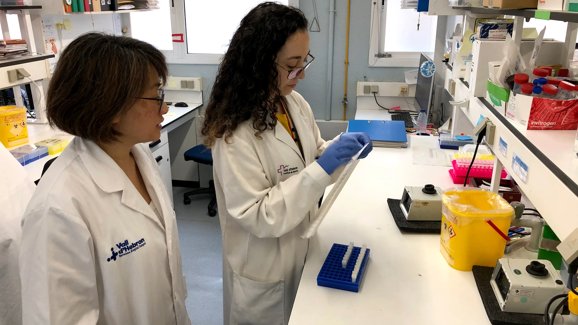 Investigadores del Grupo de Investigación en Microbioma del VHIR trabajando en el laboratorio