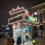 Kiosco de la ONCE de Valladolid iluminado