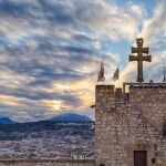 La Cruz de Caravaca, con su doble brazo, es uno de los símbolos religiosos más importantes del mundo