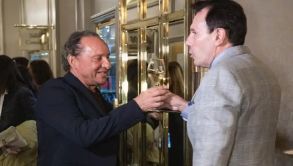 Jesus Maria Montes-Fernandez recibiendo a Custo Dalmau.