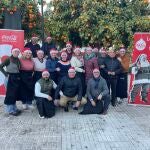 Fepresentantes de las diferentes asociaciones que han participado en esta acción solidaria y voluntarios de Coca-Cola