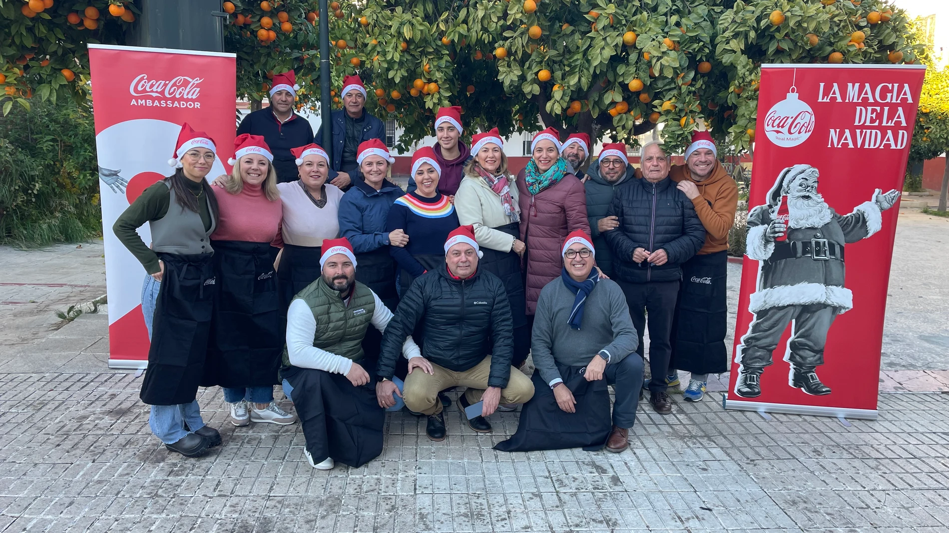 Fepresentantes de las diferentes asociaciones que han participado en esta acción solidaria y voluntarios de Coca-Cola
