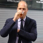 El príncipe Guillermo bebiendo cerveza