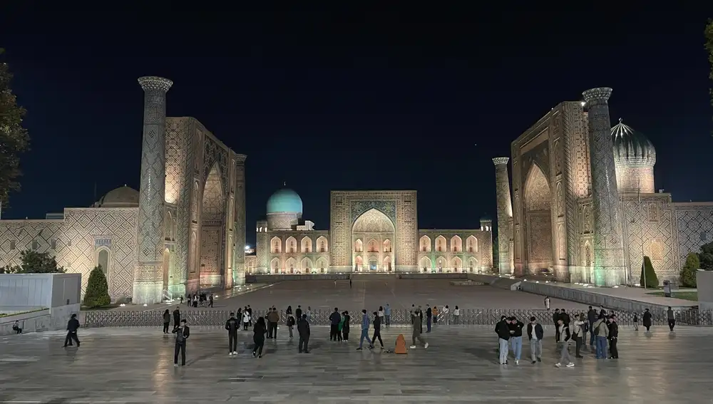 La Plaza del Registán de Samarcanda, iluminada por la noche