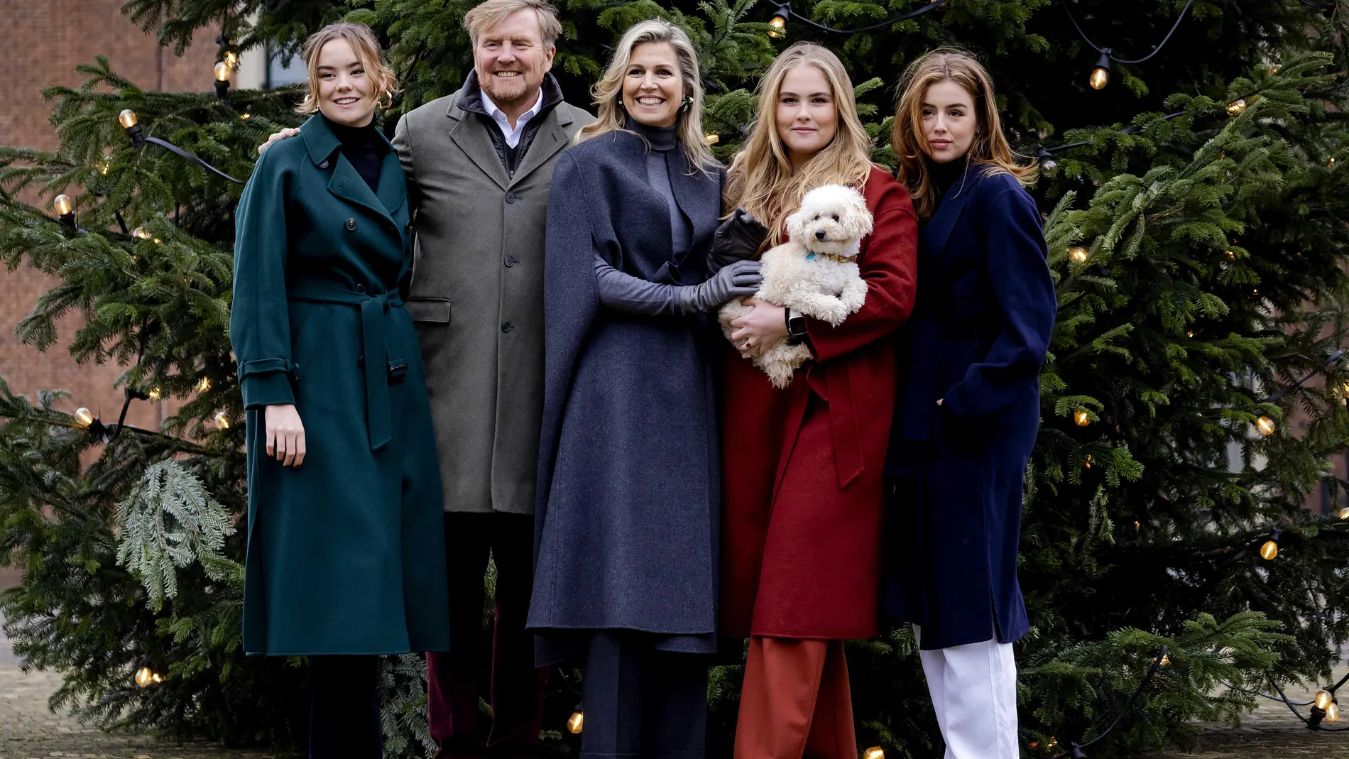 The Hague (Netherlands), 22/12/2023.- Dutch King Willem-Alexander and Queen Maxima pose together with princesses Ariane, Amalia and Alexia, and dog Mambo, during the traditional photo session of the royal family at Huis ten Bosch Palace, The Hague, The Netherlands, 22 December 2023. (Países Bajos; Holanda, La Haya) EFE/EPA/KOEN VAN WEEL