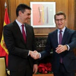 Sánchez y Feijóo, reunidos en el Congreso entre gran expectación por cerrar algún pacto