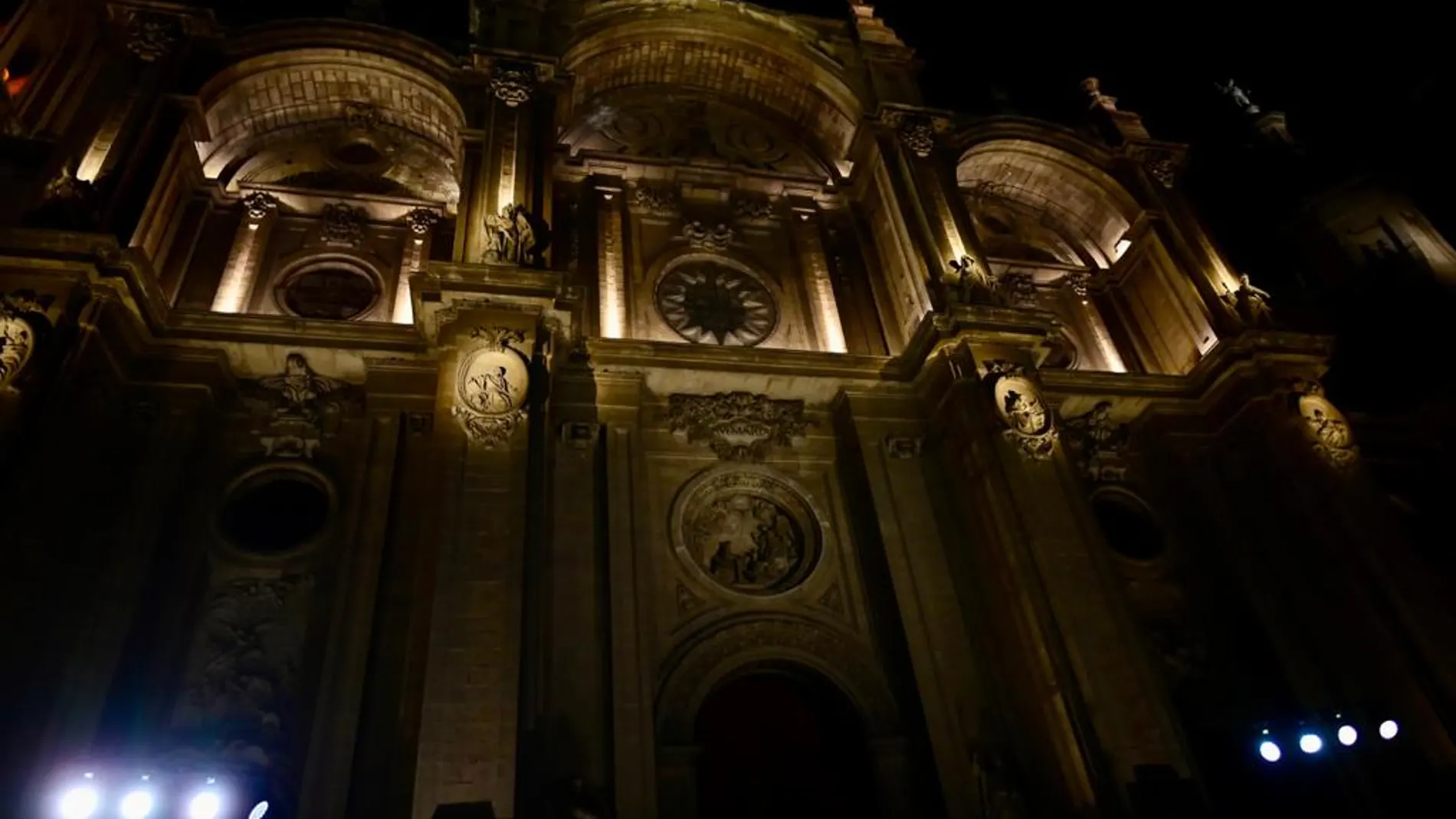 Así luce de noche la Catedral de Granada gracias a la nueva iluminación