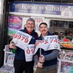 Granada.- Lotería.- Los dueños del Kiosco Chalo, "en una nube" tras repartir cuatro quintos, un segundo y el Gordo