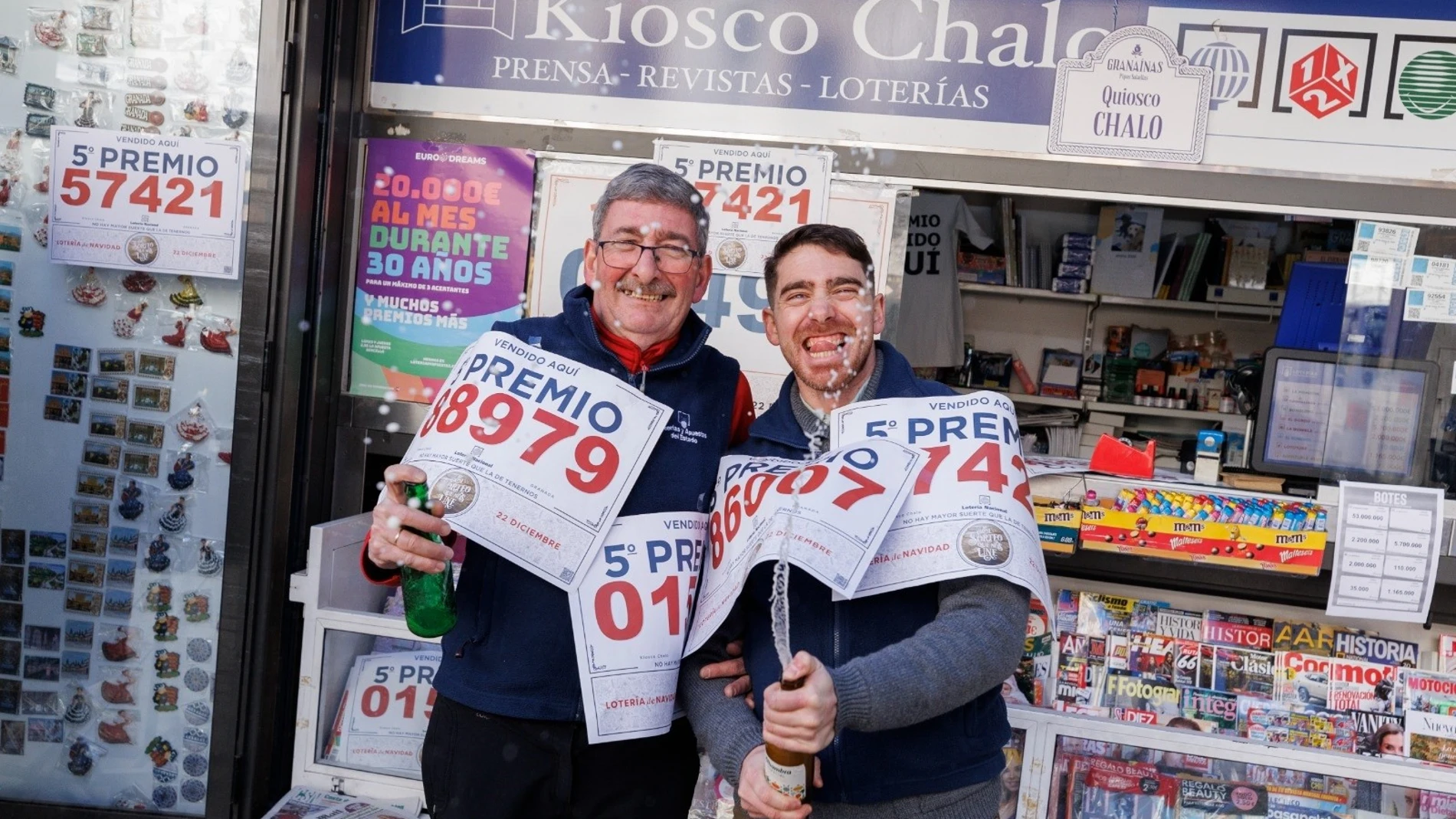 Los dueños del kiosco Chalo, en plaza Nueva. ÁLEX CÁMARA-EUROPA PRESS 22/12/2023