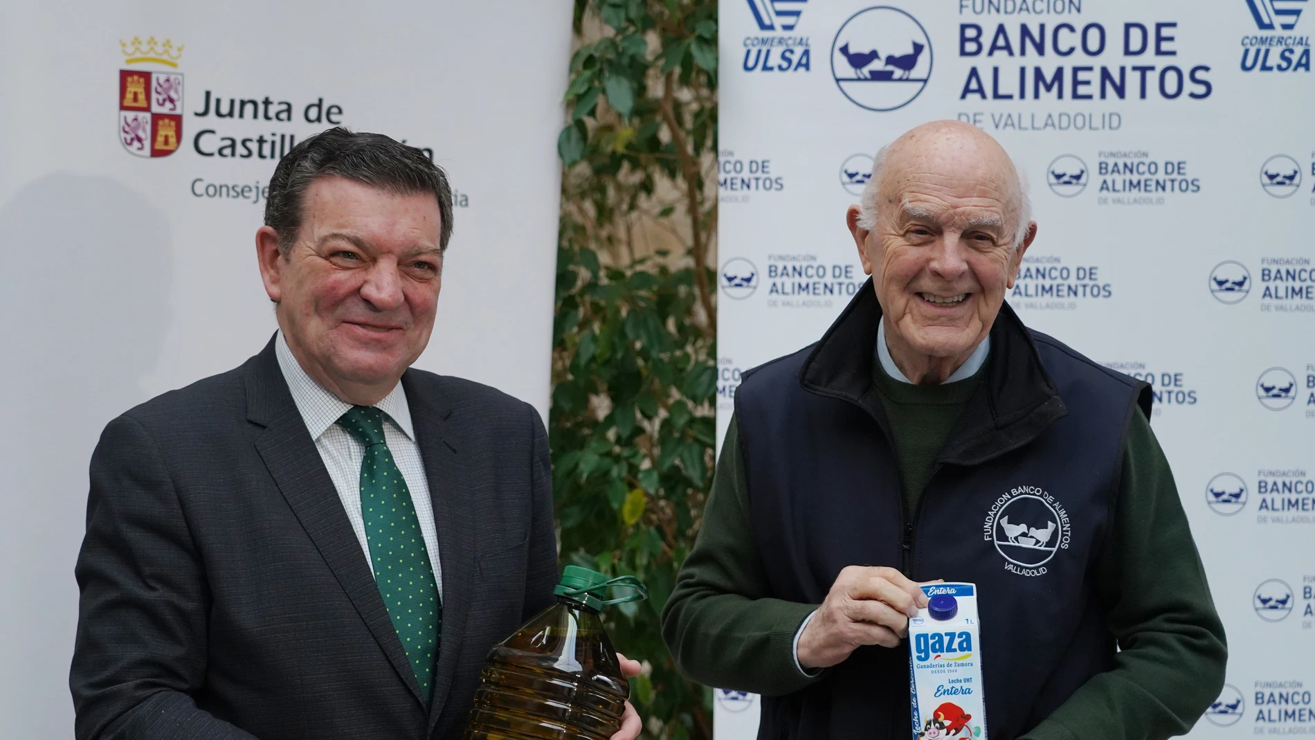 El consejero de la Presidencia, Luis Miguel González Gago, realiza la entrega de alimentos recogidos por la Consejería al presidente del Banco de Alimentos de Valladolid, Jesús Mediavilla