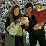 Las dos madres protagonistas con sus hijos