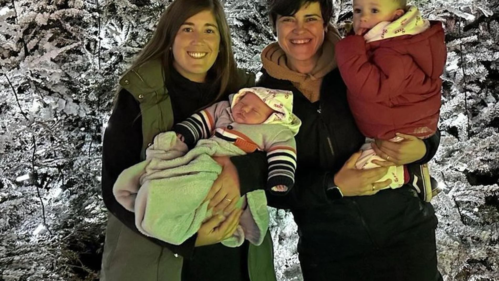 Las dos madres protagonistas con sus hijos