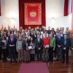 Foto de familia de Conrado Íscar y varios diputados con los empleados públicos de la Diputación de Valladolid que han recibido un reconocimiento 