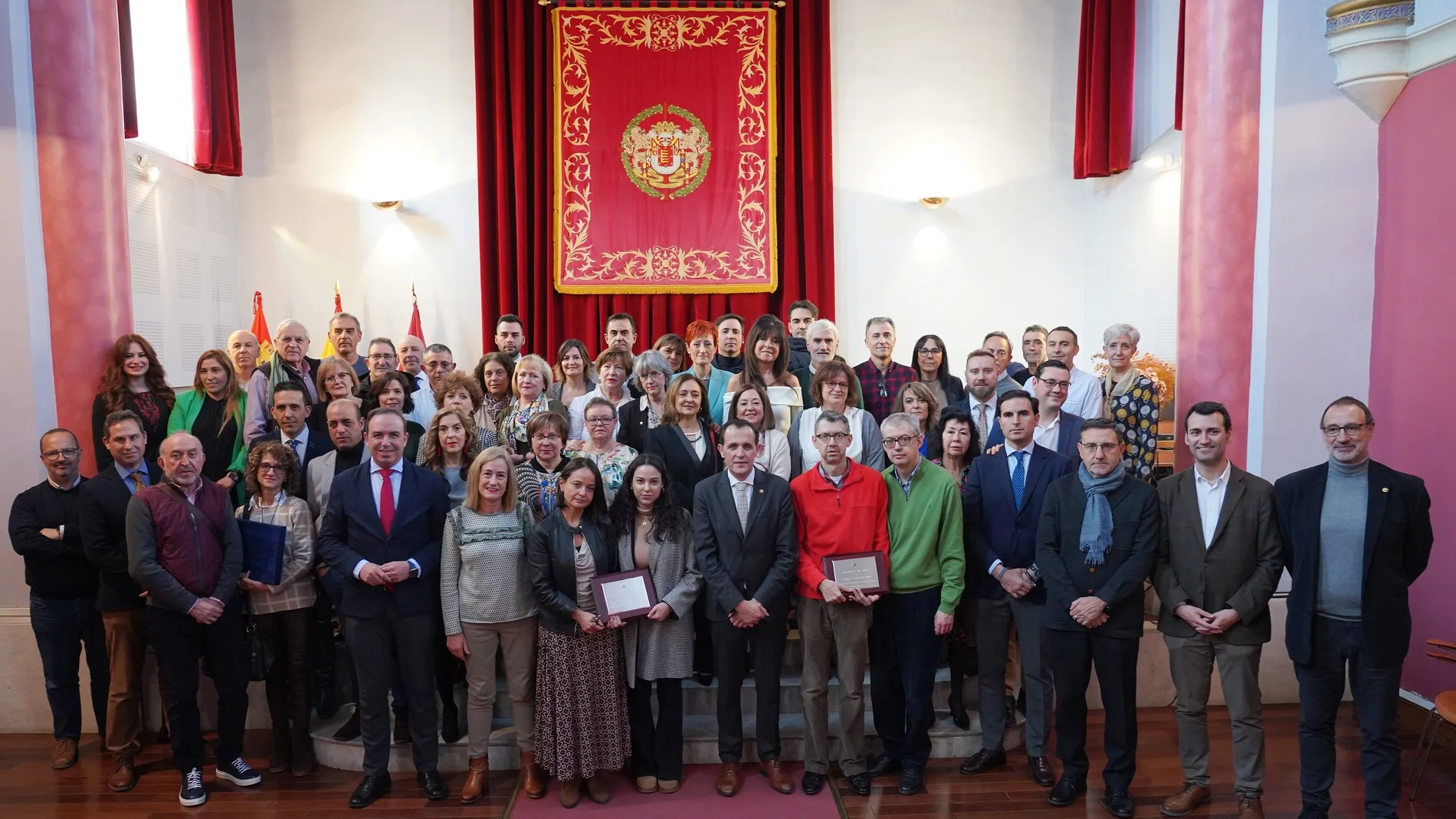 Foto de familia de Conrado Íscar y varios diputados con los empleados públicos de la Diputación de Valladolid que han recibido un reconocimiento