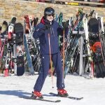 El rey Felipe VI en la estación de esquí de Baqueira-Beret, en el pirineo catalán, durante una jornada de esquí 