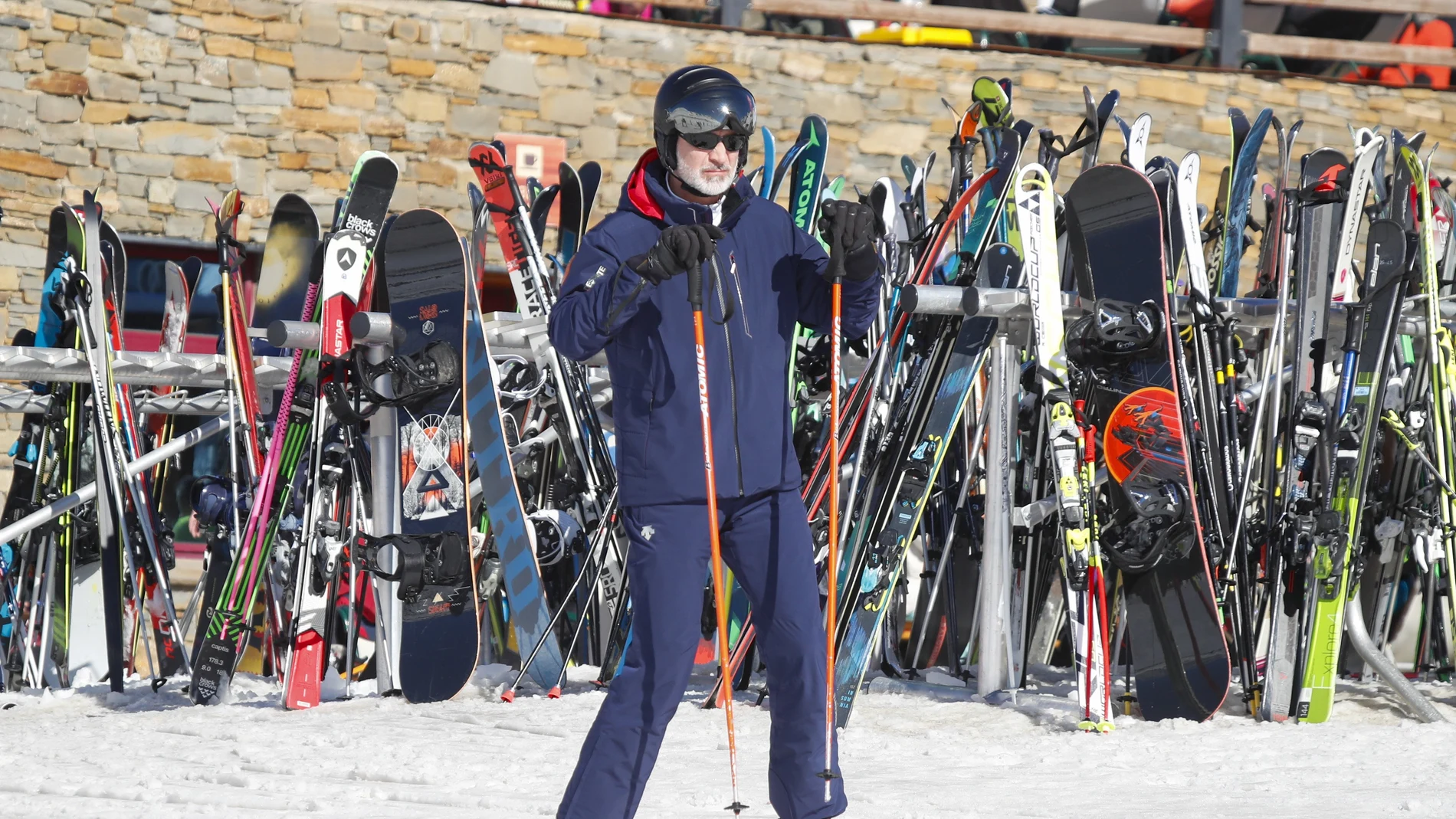 El rey Felipe VI en la estación de esquí de Baqueira-Beret, en el pirineo catalán, durante una jornada de esquí