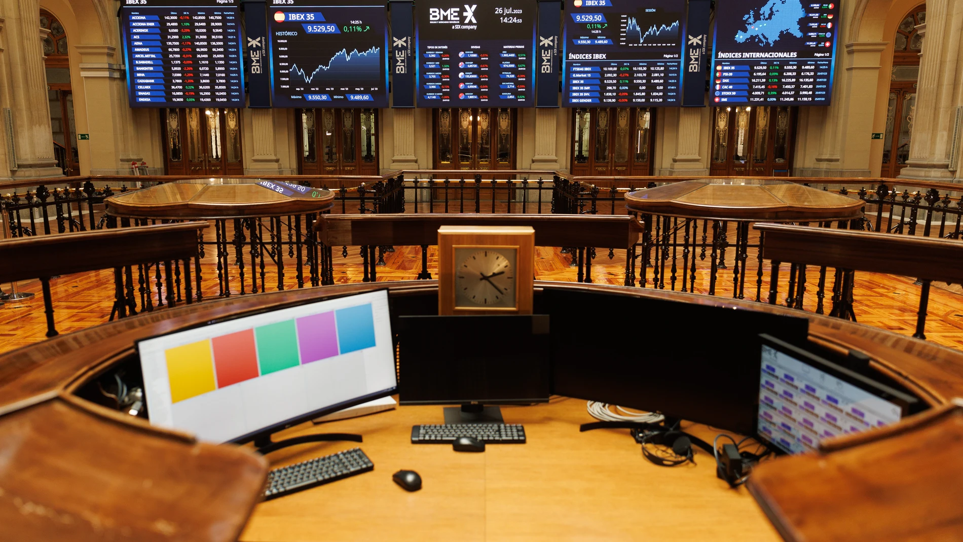 Economía/Bolsa.- El Ibex 35 abre casi plano (-0,02%) y mantiene los 10.100 puntos tras conocerse el PIB de España