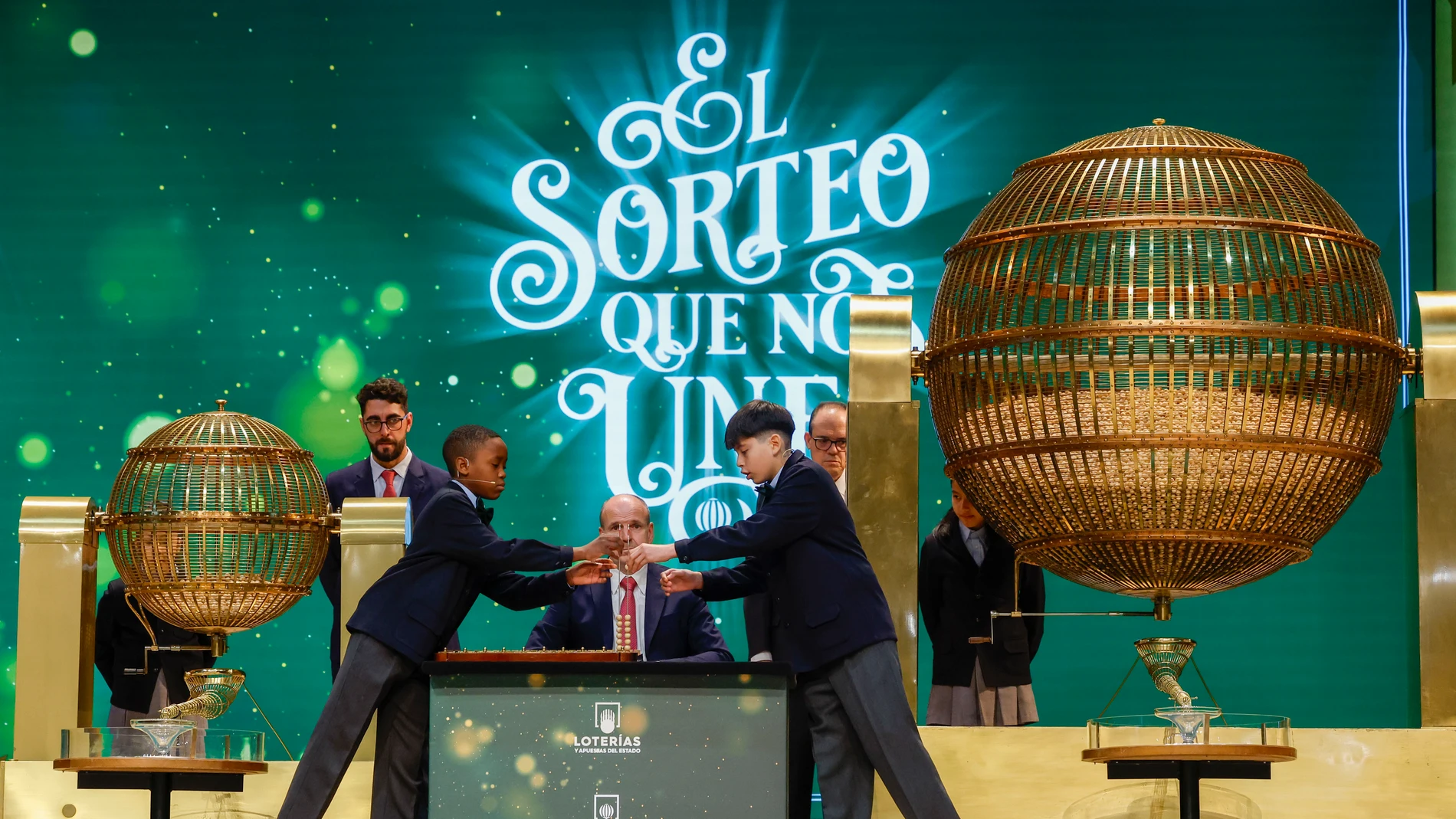 MADRID, 22/12/2023.- Dos niños de San Ildefonso cantan los números y sus correspondientes premios al inicio del sorteo extraordinario de Navidad de la Lotería Nacional este viernes en el Teatro Real de Madrid. EFE/ J.J. Guillén
