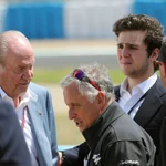 El rey Juan Carlos acompañado de su nieto Felipe Juan Froilán durante su asistencia a las carreras del Gran Premio de España