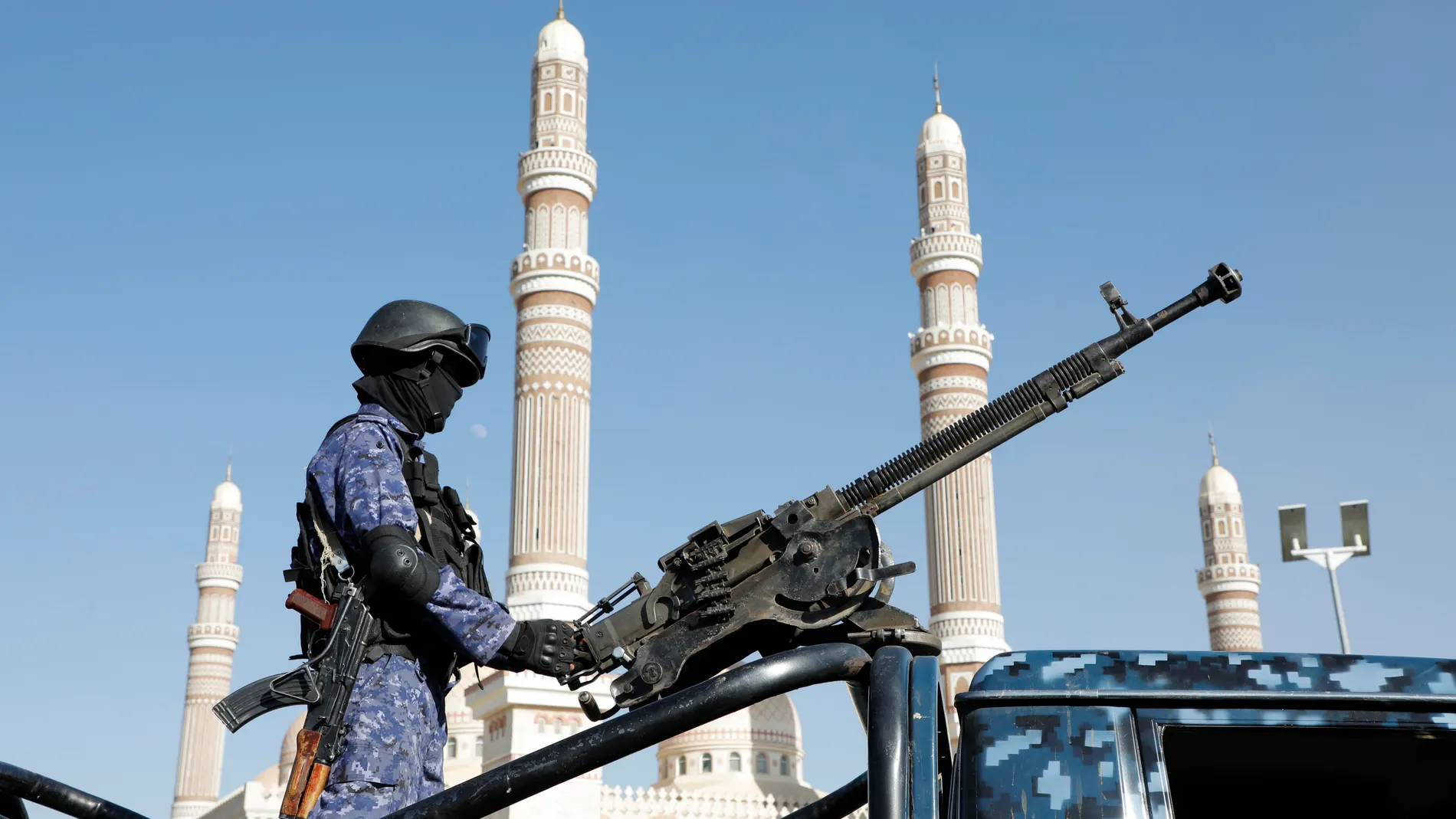 Sanaa (Yemen), 22/12/2023.- A Houthi soldier stands guard on a vehicle during a protest against the recently announced operation to safeguard trade and to protect ships in the Red Sea, in Sana'a, Yemen, 22 December 2023. Thousands of people gathered at a square in the Houthis-controlled Sana'a to protest against the coalition created recently by the United States and denounce the Israeli strikes on the Gaza Strip. On 18 December, the US Department of Defense announced a multinational operatio...