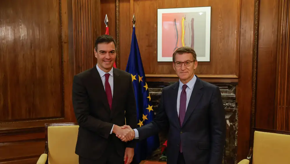 Pedro Sánchez y Alberto Núñez Feijóo, reunidos en el Congreso entre gran expectación mediática