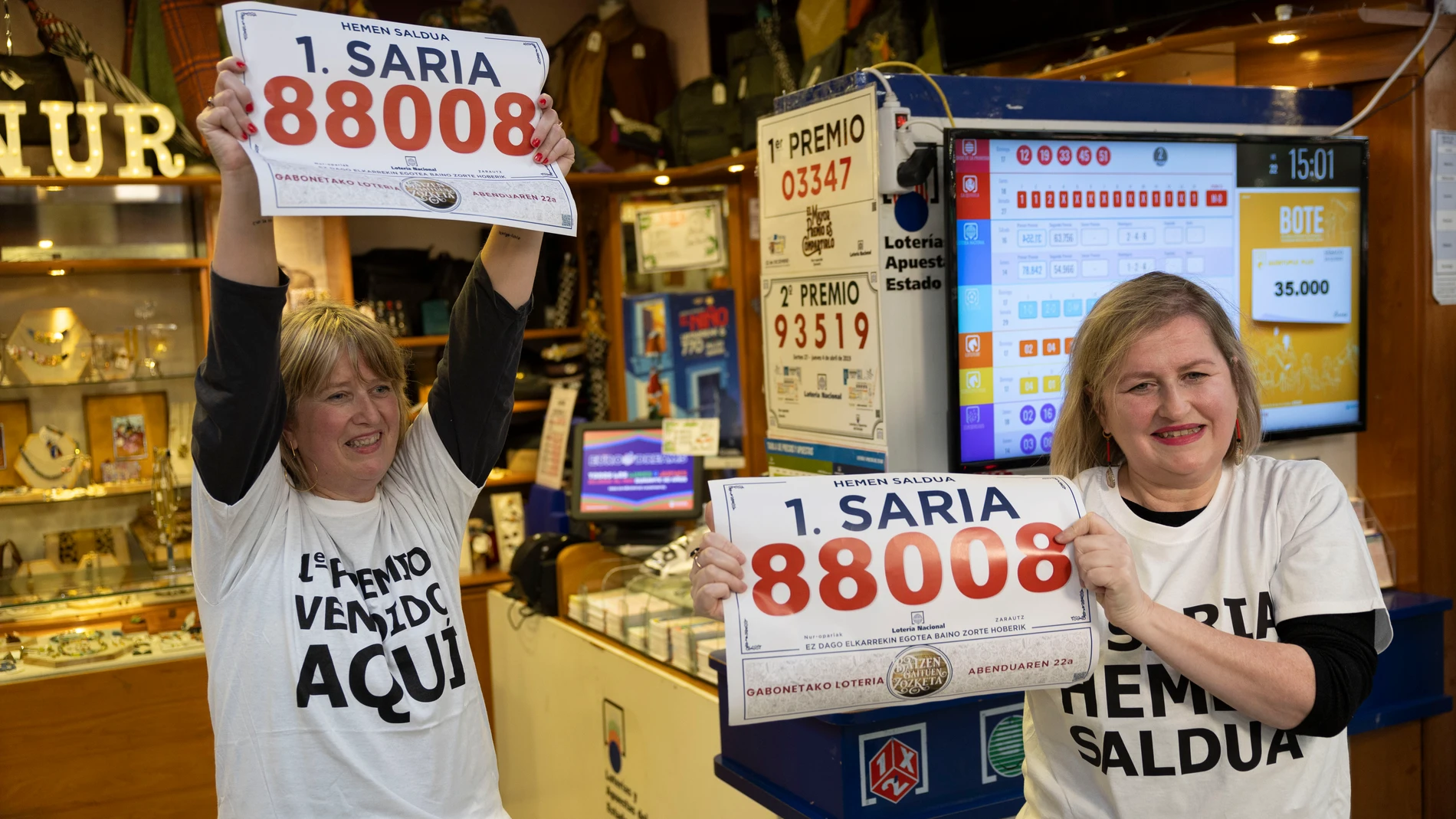 ZARAUTZ, 22/12/2023.- Las hermanas Gema (i) y Amaya Silván posan tras conocer que han repartido 3,2 millones de euros desde su punto de venta situado en el centro comercial de Eroski de la calle Araba de Zarautz, donde ha vendido ocho décimos del Gordo de la Lotería de Navidad, el 88.008. EFE/Javier Etxezarreta