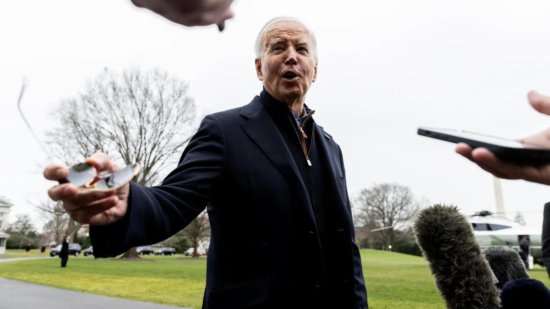 Washington (United States), 23/12/2023.- US President Joe Biden speaks to reporters before departing the White House on Marine One en route to Camp David presidential retreat, in Washington, DC, USA, 23 December 2023. President Joe Biden heads to the Camp David presidential residence, in Maryland's Catoctin Mountains, where he will spend Christmas. EFE/EPA/JULIA NIKHINSON / POOL