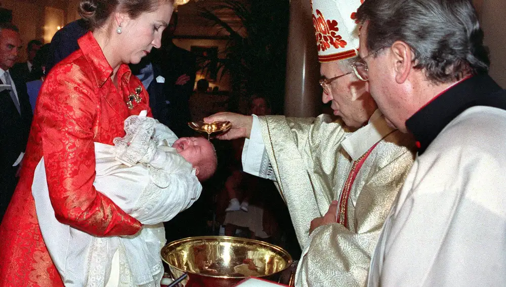 La hija de la Infanta Elena y Jaime de Marichalar, y primera nieta de los Reyes, Victoria Federica, fue bautizada hoy en el Palacio de la Zarzuela, apadrinada por sus tíos el Príncipe de Asturias y Ana de Marichalar en una ceremonia religiosa oficiada por el Cardenal Arzobispo de Madrid, Antonio María Rouco Varela.