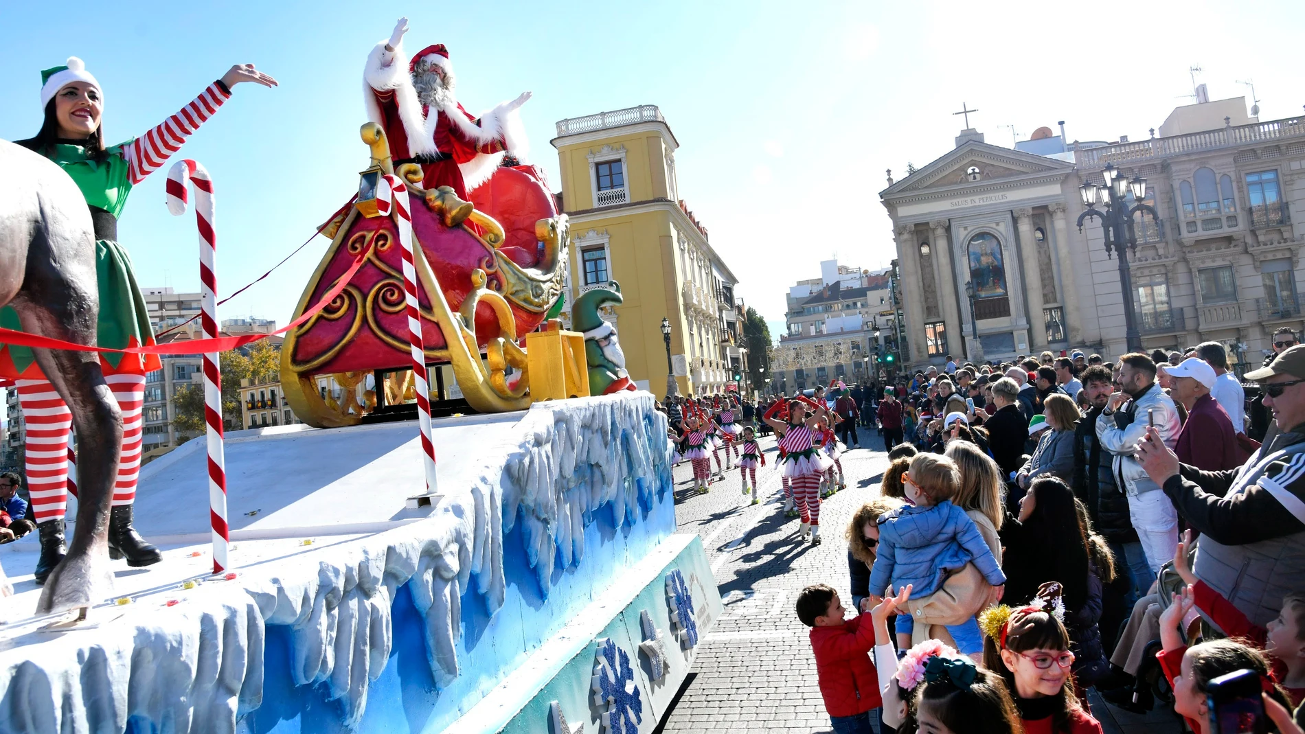 Papá Noel recorre Murcia con un desfile de más de 30 carrozas y elementos de gran formato