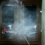 Policías protegen la entrada del Ayuntamiento de Belgrado frente a los manifestantes