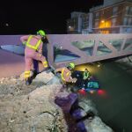 Bomberos rescatan a un conductor que se sintió indispuesto y cayó a un canal en Sollana (Valencia)
