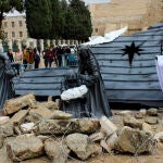 Un nacimiento muestra al Niño Jesús entre escombros este domingo en Belén (Cisjordania ocupada), en solidaridad con los niños que mueren por los bombardeos en Gaza (Cisjordania), en solidaridad con los niños que mueren por los bombardeos en Gaza