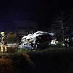 Dos personas resultan heridas tras caer un autobús a un regato en Linares de Riofrío (Salamanca)
