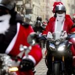 Unos 400 moteros vestidos de Papá Noel se adelantan a la Navidad en Zamora